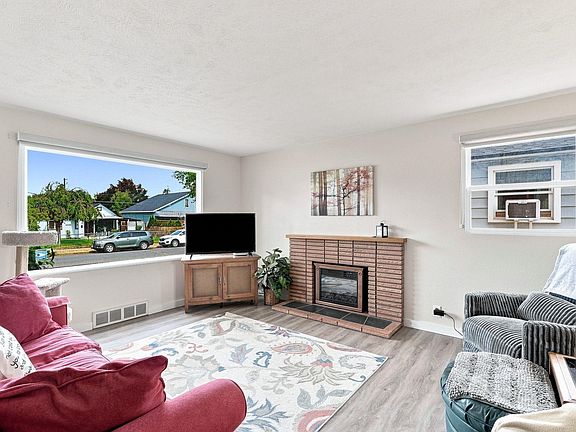 5th image of 824 E Sanson Ave