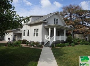 403 4th St NE, Orange City, IA 51041