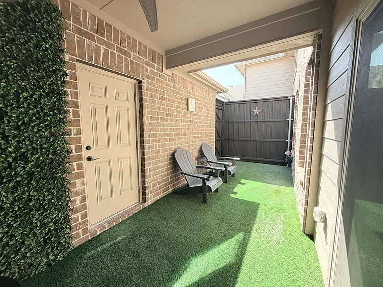 305 Tottenham Ct — Photo 38