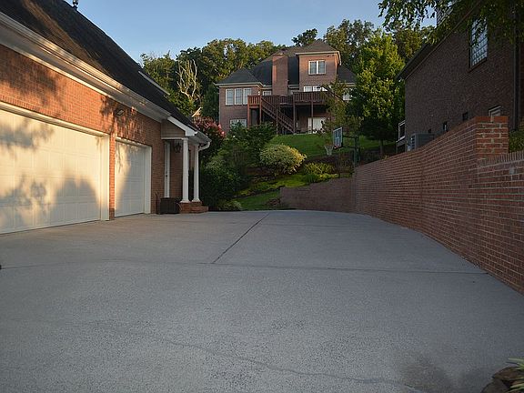 4th image of 311 Willow Walk Ln