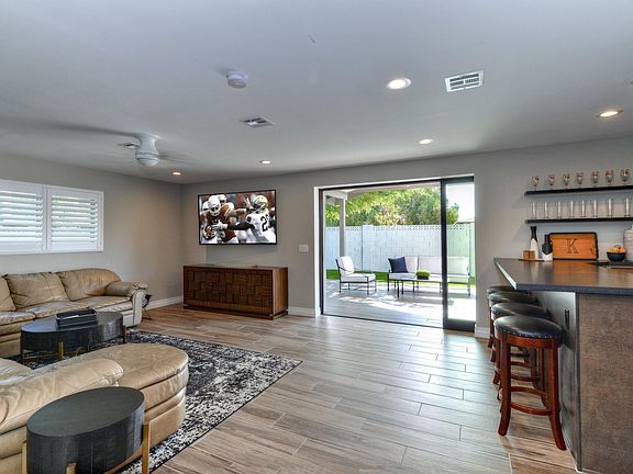 005_Family Room