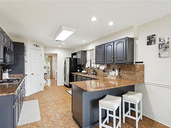 4th image of 375 Laura Dr S