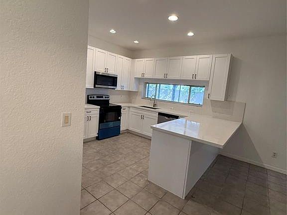 3rd image of 2927 Bogota Avenue