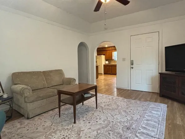 207 E Juniper Ln, Mustang, OK 73064