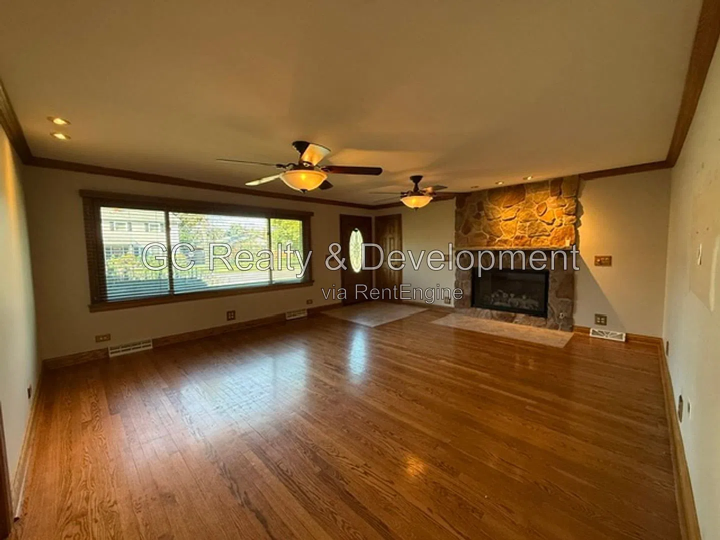 3 bed, 2.0 bath, 1440 sqft, $2,550 — Photo 2