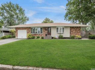 7 Spinner Ln, Commack, NY 11725