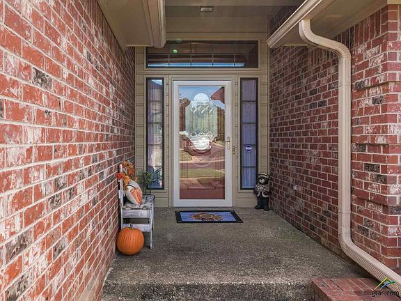 4th image of 305 Canterbury Ct