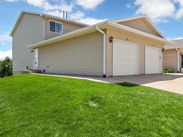 3733 Stoney Point Rd SW, Cedar Rapids, IA 52404