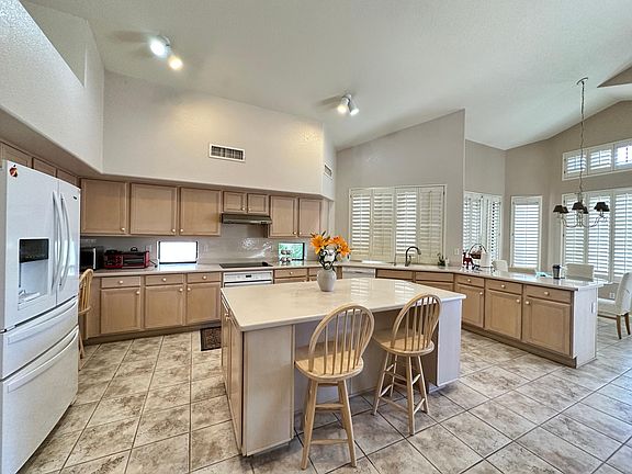 5th image of 695 W Desert Broom Dr