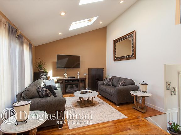 4th image of 128 W 23rd St