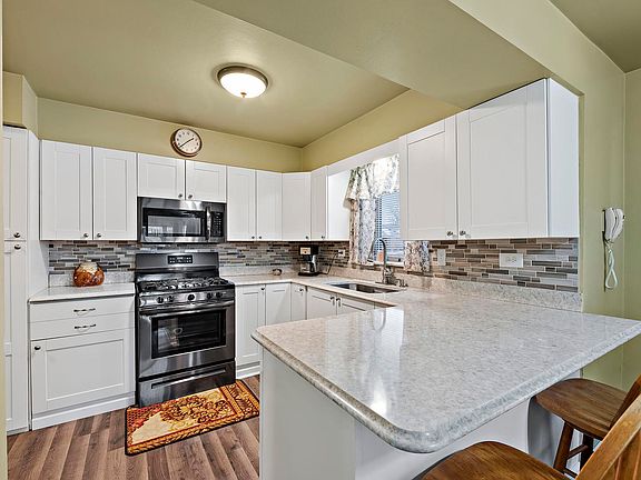 3rd image of 10823 Leclaire Ave