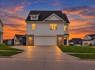 995 8th St, Waukee, IA 50263