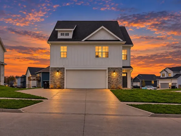 995 8th St, Waukee, IA 50263