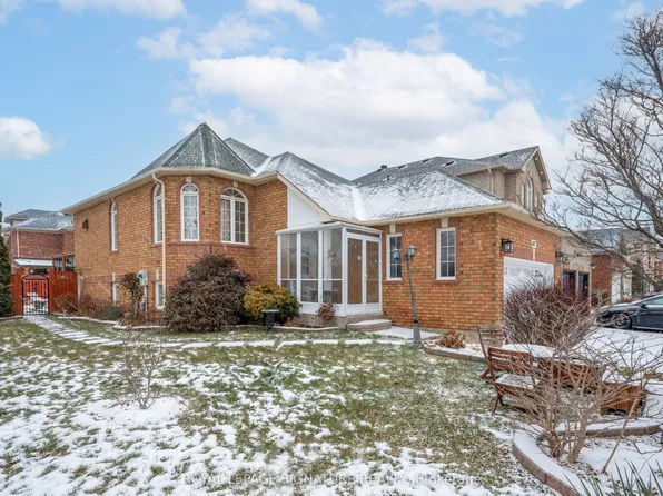 687 Twain Ave, Mississauga, ON L5W 1K7