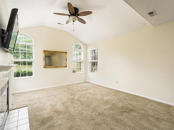 4th image of 40 Green Ln