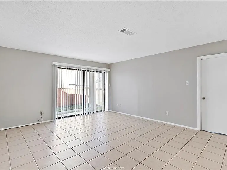 1112 Autumn Cir #D — Photo 4