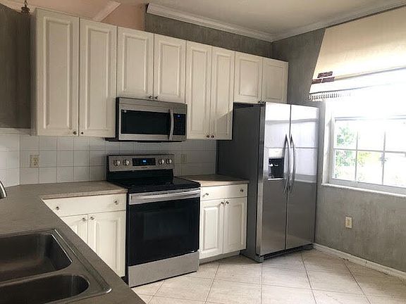 4th image of 534 NW Waverly Cir