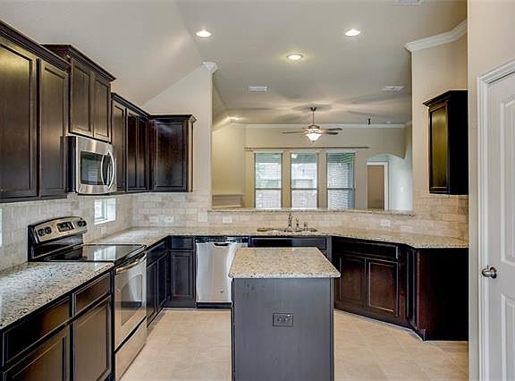 3rd image of 1609 Medina Ln