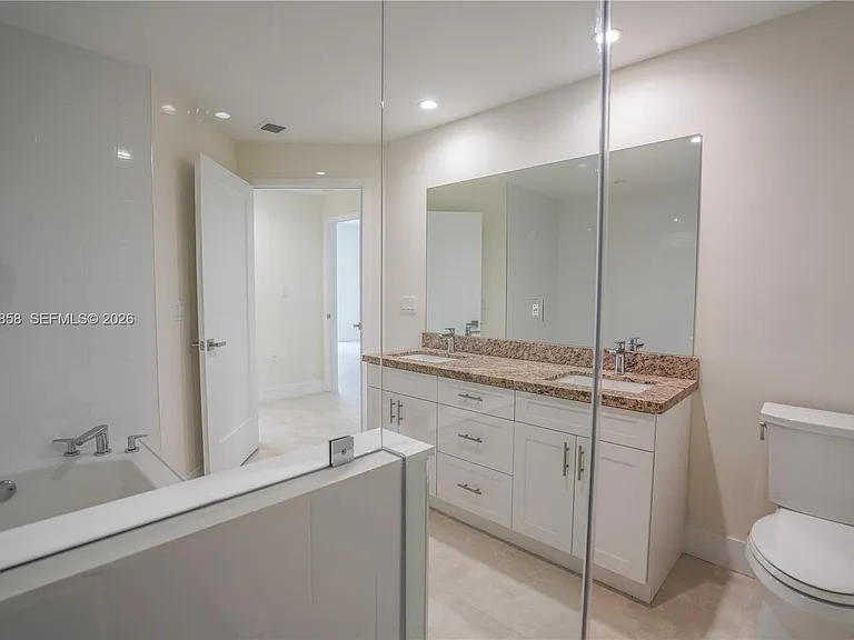 1091 Galiano St #404 — Photo 15
