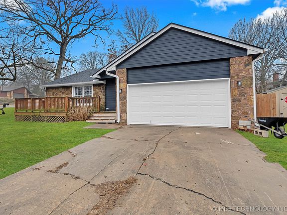 3rd image of 18202 Woodcrest Ln