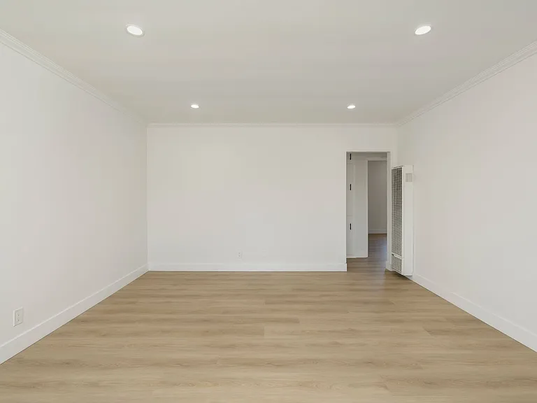 15301 Eastwood Ave - Standalone Home with Private Patio! — Photo 5