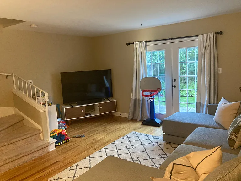 525 W Washington Ave — Photo 5