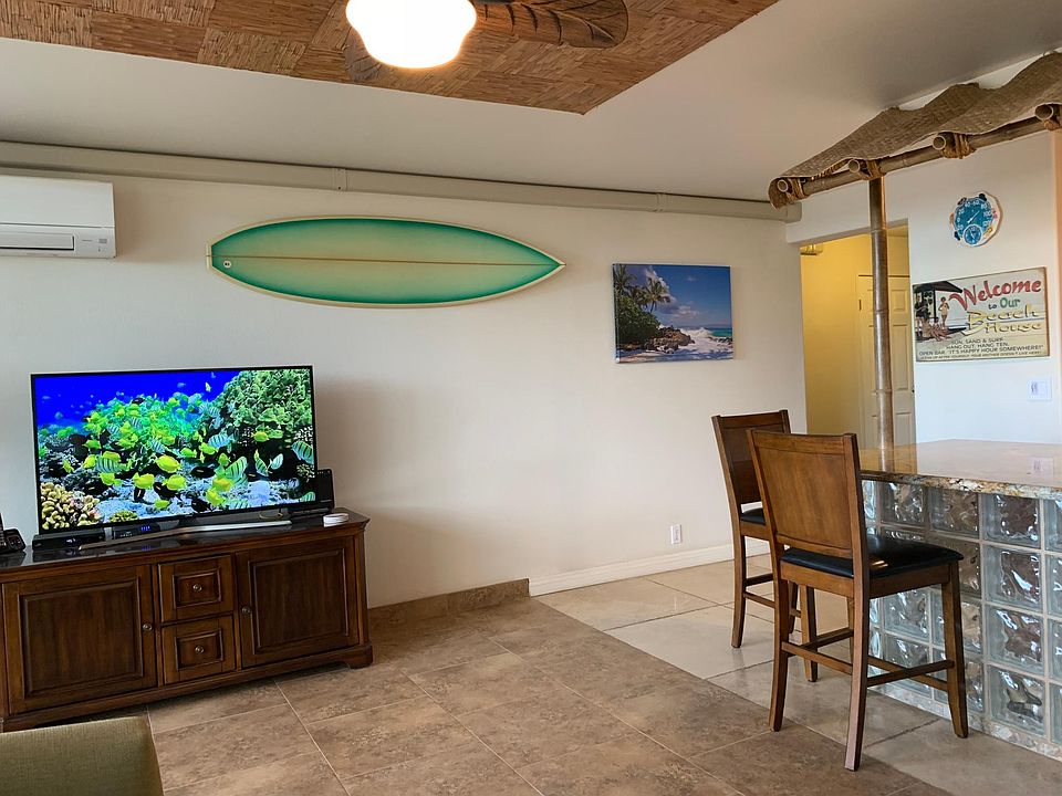Living room with Smart TV and A/C module.