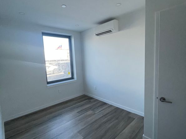 456 Blake Ave APT 2
