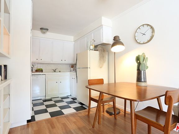 3rd image of 11035 Kittridge St APT 143