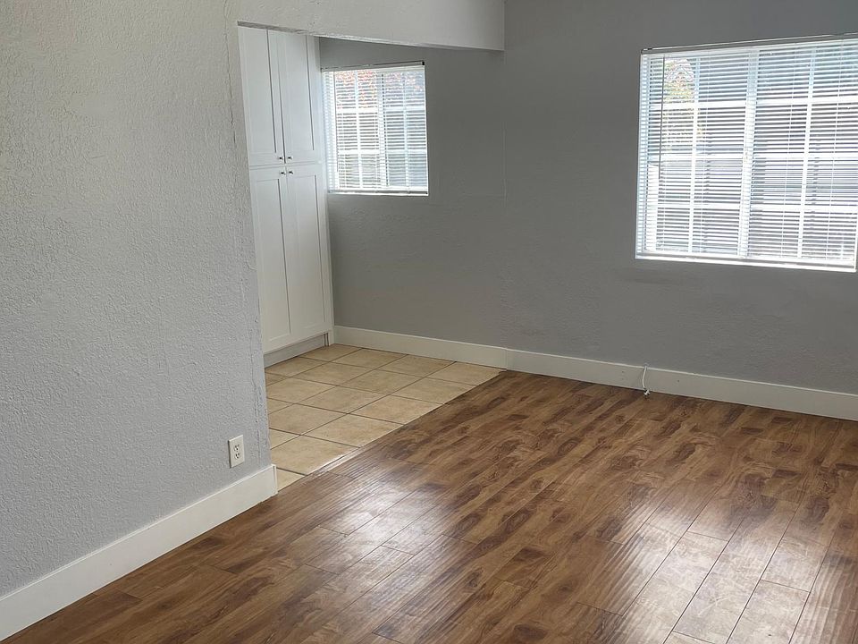 Nice size living room with ceiling fan
