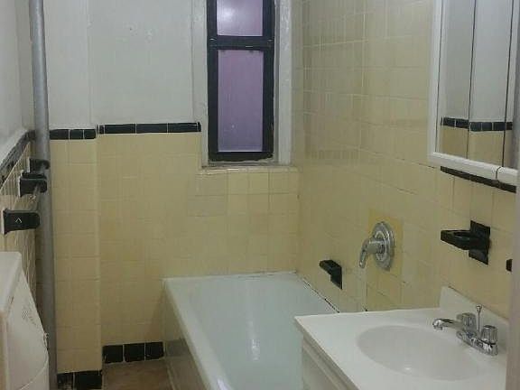 2nd image of 2260 Bronx Park E APT 2D