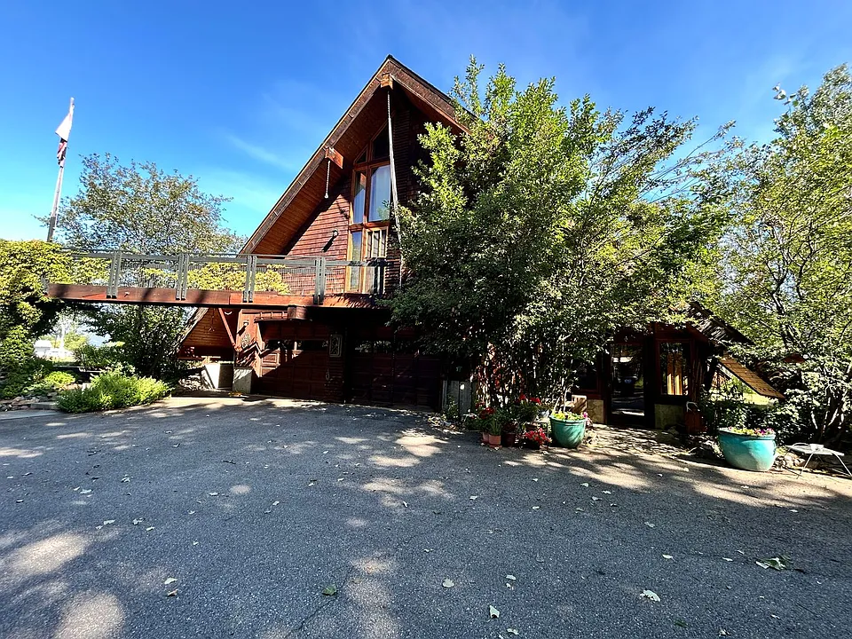 957 N Shoshone Loop