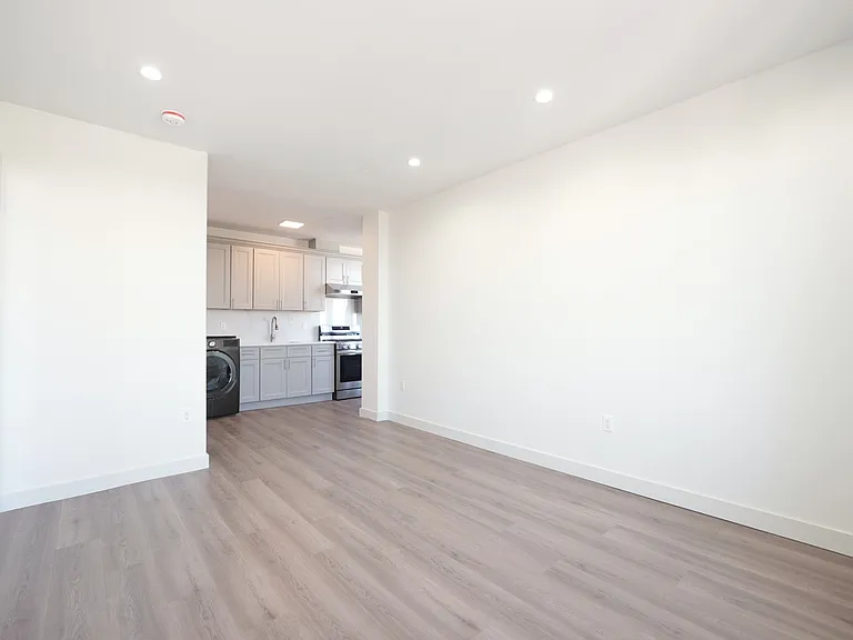 63-68 Austin St #9A — Photo 7