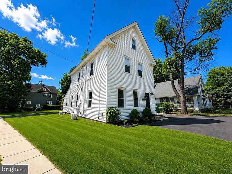 102 Montgomery Ave #1 — Photo 2