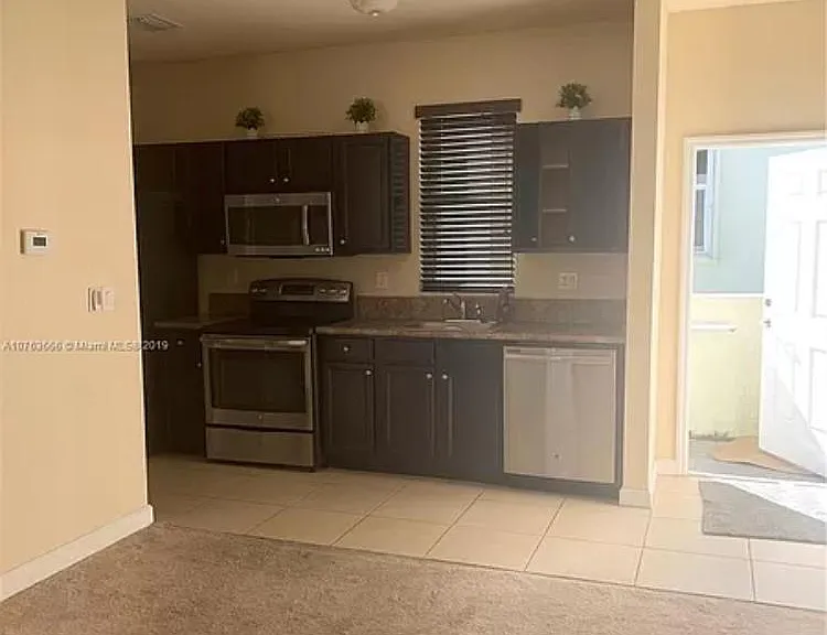 9585 SW 169th Pl — Photo 2