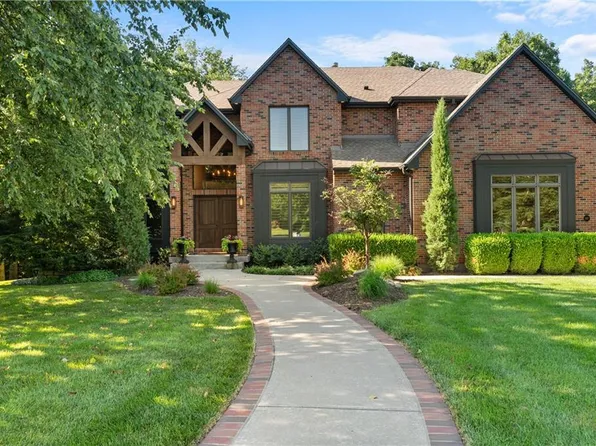 301 NW Rockhill Cir, Lees Summit, MO 64081