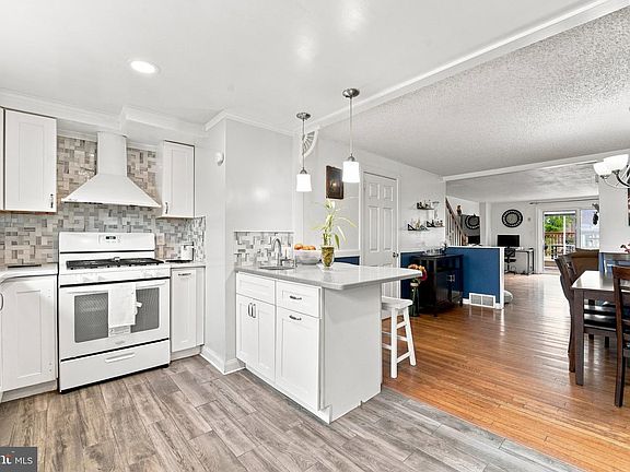 5th image of 8913 Dewees St