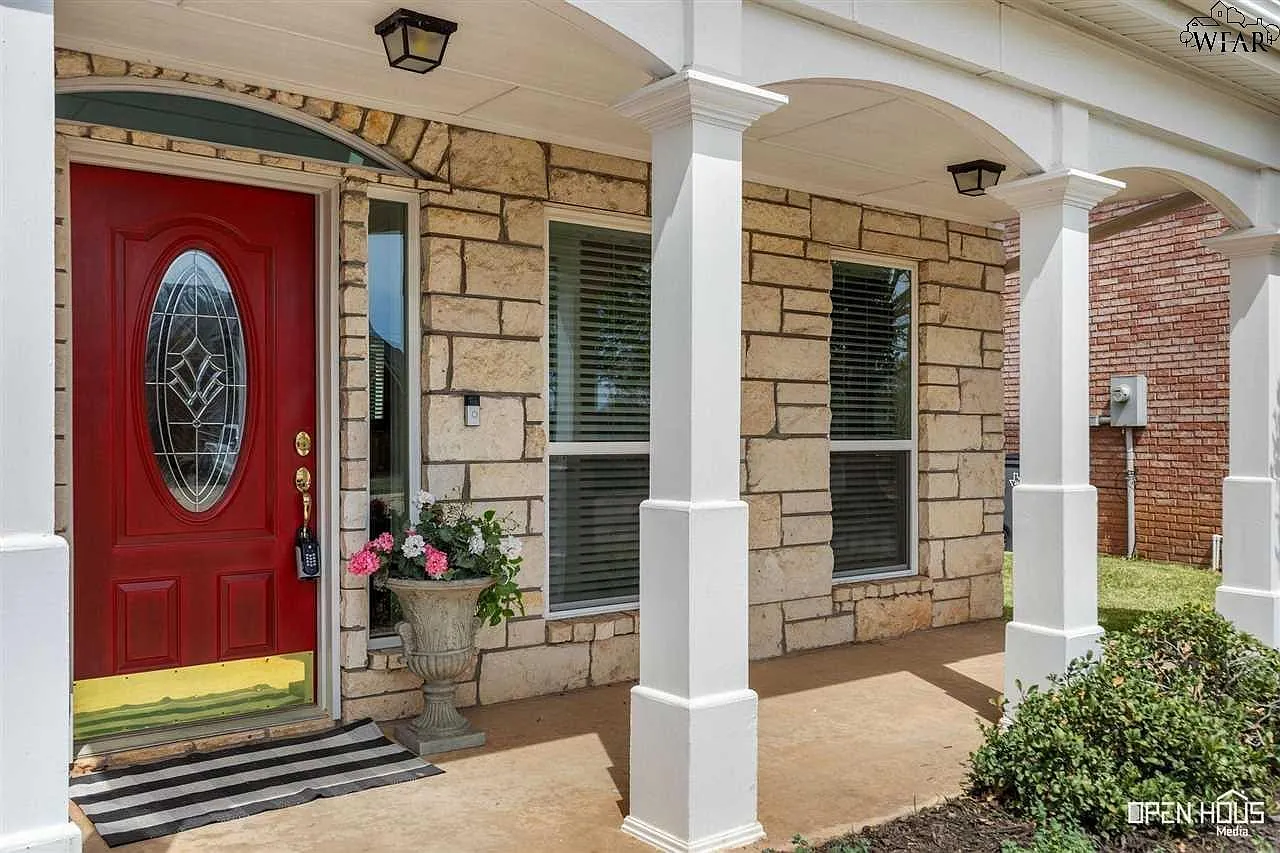 5 bed, 3.0 bath, 2519 sqft, $3,300 — Photo 2