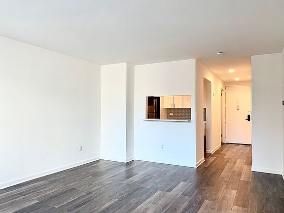 4th image of 520 W 43rd St APT 4E