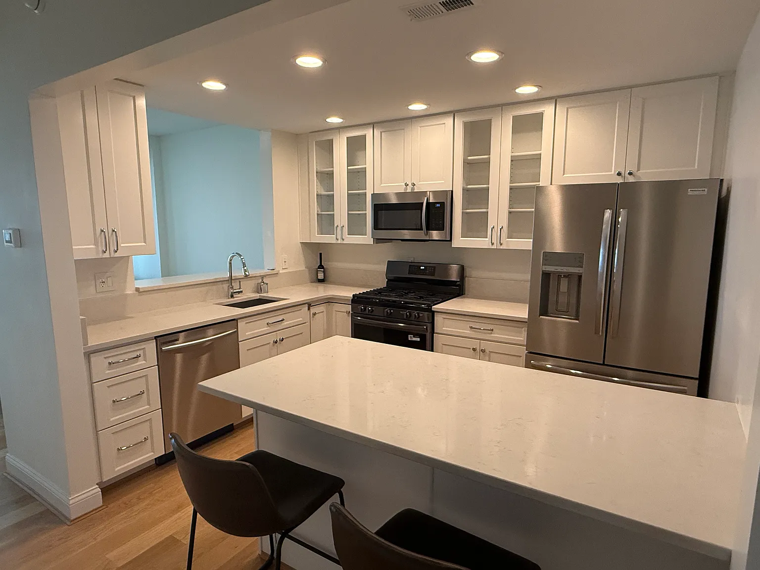 2 bed, 2.5 bath, 1400 sqft, $2,500 — Photo 2