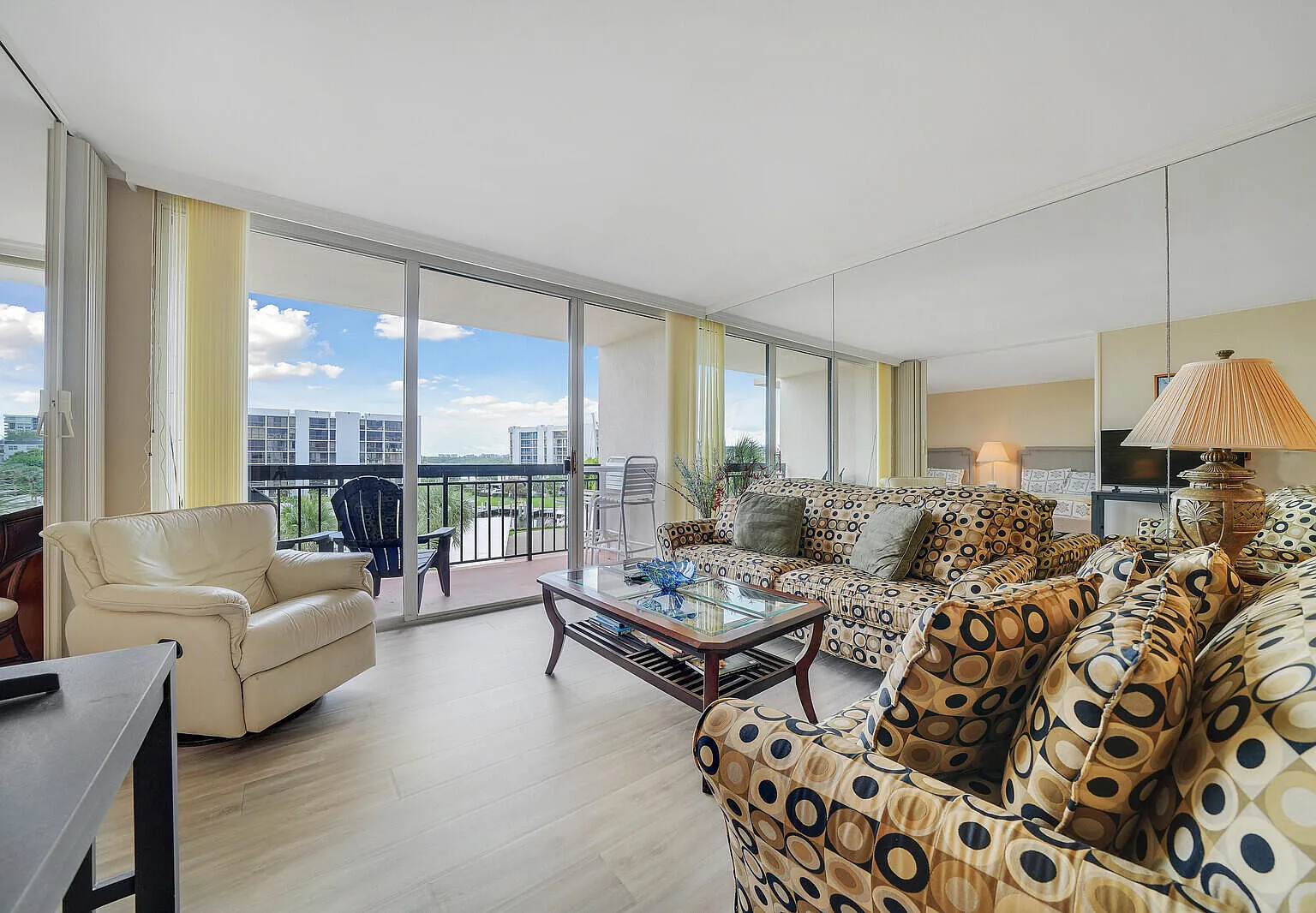 2 bed, 2.0 bath, 1020 sqft, $7,000 — Photo 2