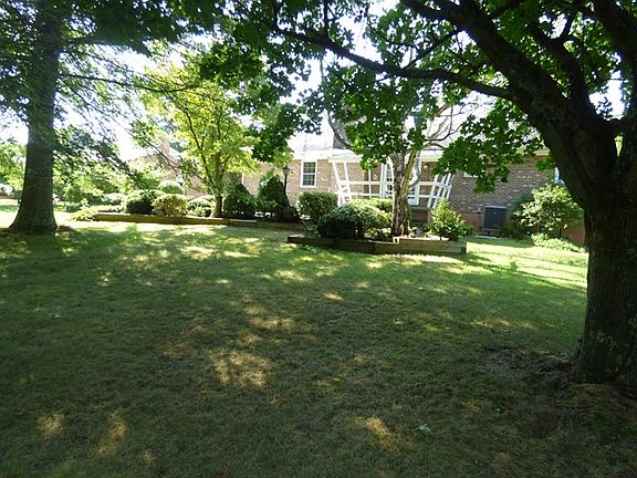 5th image of 620 Country Club Dr