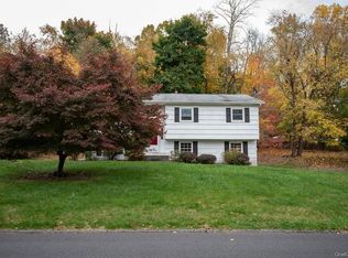 2 N Amundsen Ln, Suffern, NY 10901