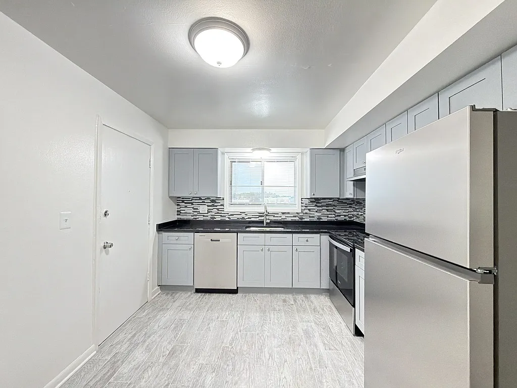 Attractive 2 Bed, 1 Bath at Carol Street + Crain (Park Ridge) — Photo 2