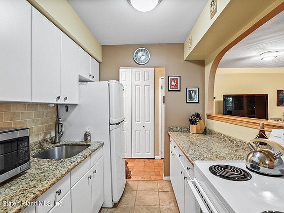 4th image of 894 Armstrong Ave APT 1-4