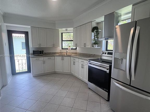 3rd image of 2910 SW 2nd Ave #2910