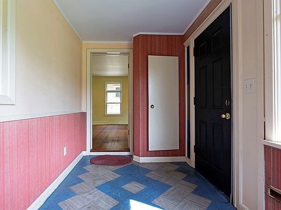 3rd image of 639 Brooks St