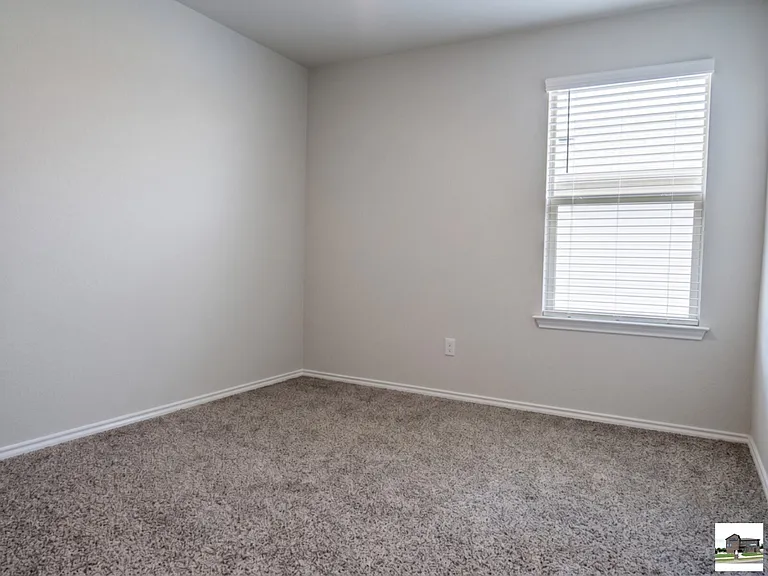 1210 Lindsey Dr — Photo 8