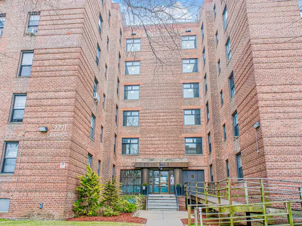 2271 Knapp Street image 1 of 1