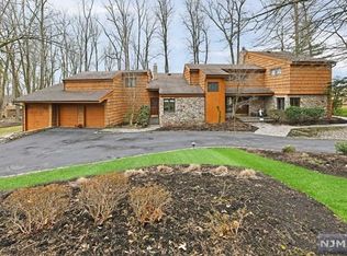 8 Squire Ct, Mahwah, NJ 07430